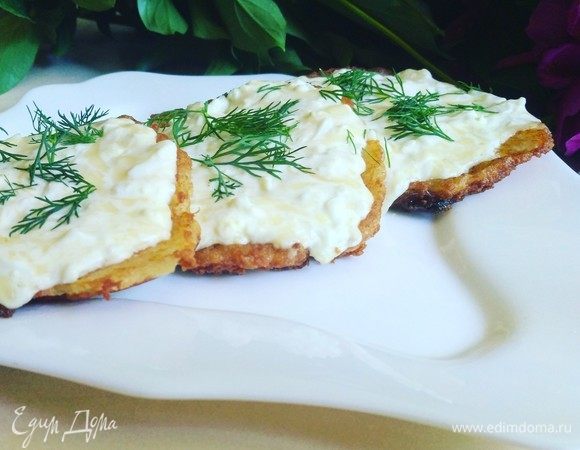 Посыпаем зеленью и, пока драники горячие, подаем к столу. Приятного аппетита. Всем мира и добра!