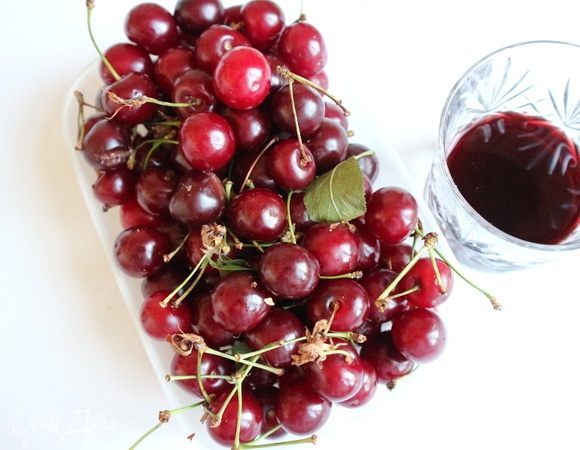 Вишню помыть, откинуть на дуршлаг.