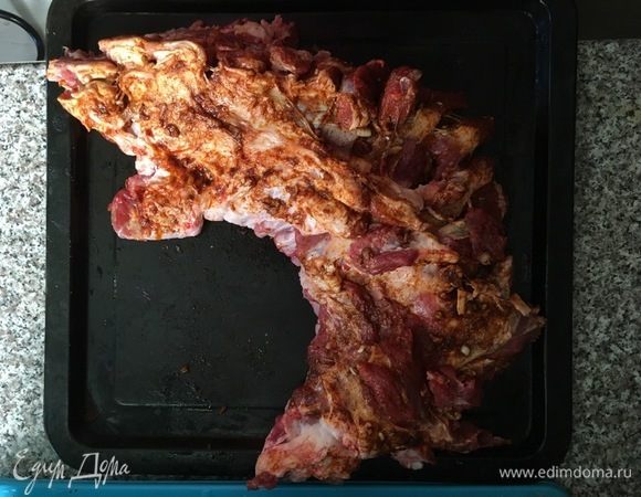 Сначала мы убрали лишний жир и тщательно зачистили ребрышки. Затем замешали ингредиенты пряной смеси, смазали ей мясо ягненка и дали ему постоять 20–30 минут при комнатной температуре.