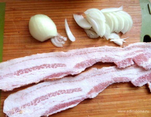Достать пару полосок бекона, разрезать. Мы покупаем пачку на базе и замораживаем в один ряд — очень удобно.