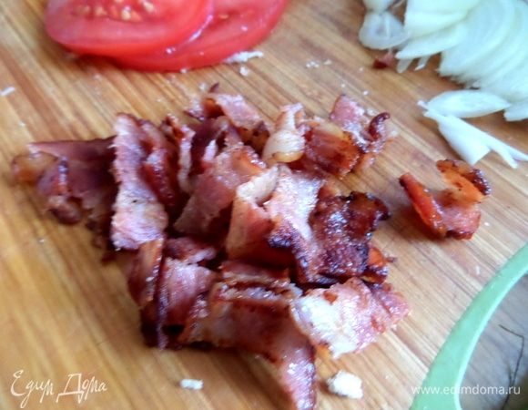 Потом бекон измельчить.