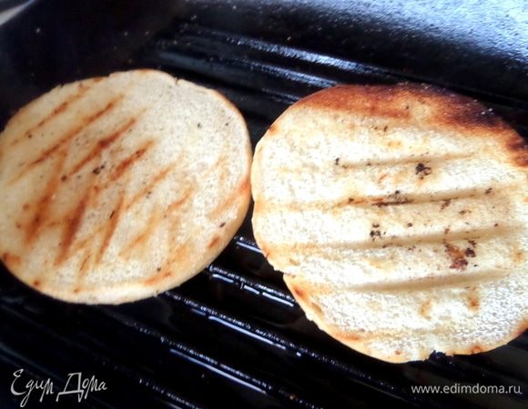Перевернуть и разогреть до полосочек снизу.