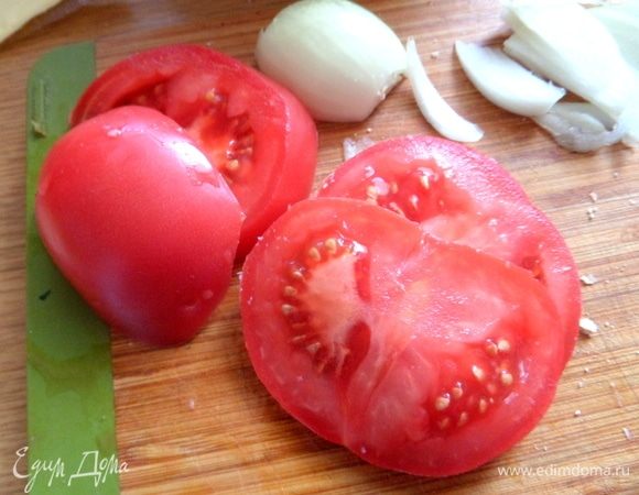 Большой помидор нарезать кружочками, лук — дольками.