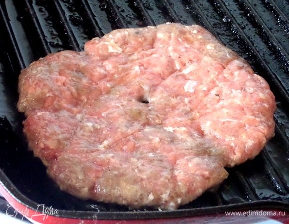 Перевернуть с бумаги на гриль, где жарился бекон.