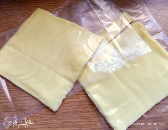 Подготовить плавленый сыр порционный.