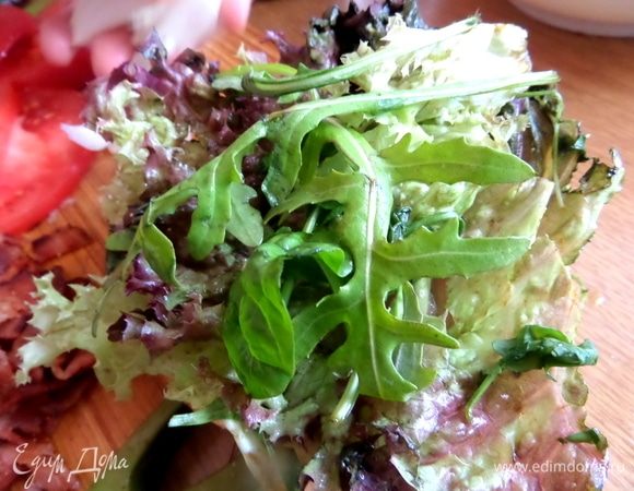 Ждем, когда сыр подплавится, а пока на булочку поместить любые листья салата. У нас смесь. Булочку можно смазать любым мягким сыром.