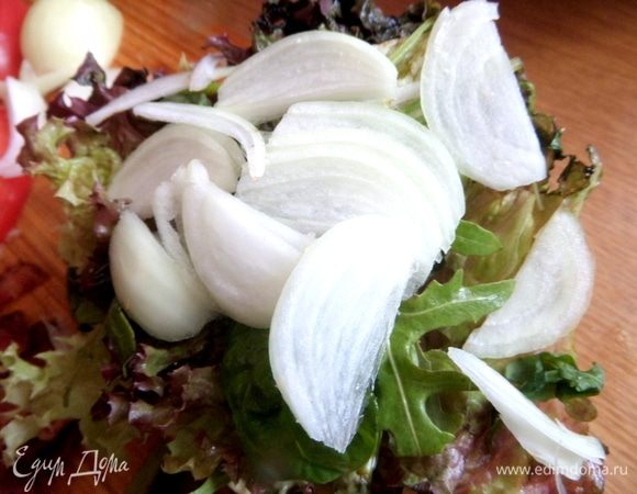 На салат лучок, желательно, тонкие ломтики.