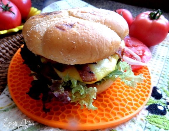 Булочку сверху слега придавить ладонью. Тут же подаем на перекус. По желанию, предложить соус.