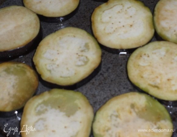 В сковороду налить масло и обжарить баклажаны с одной стороны до подрумянивания на небольшом огне.