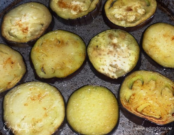 Перевернуть баклажаны на другую сторону и обжарить до румяной корочки.