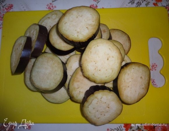 Баклажаны вымыть, обсушить и нарезать кружками толщиной 3–4 мм.