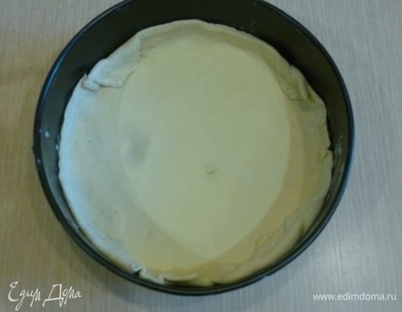 Форму диаметром 22 см смазать маслом. Тесто раскатать до размеров формы с запасом на небольшие бортики. Перенести тесто в форму.