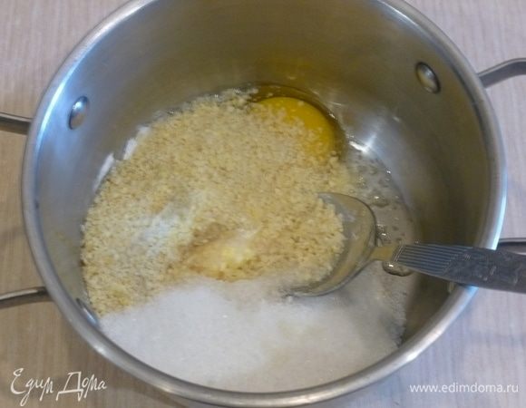 Для крема соединить в небольшой миске размягченное масло, крахмал, яйцо, миндальную муку, сахар, коньяк и несколько капель миндальной эссенции (или ароматизатора). Все тщательно перемешать. Миндальную муку можно приготовить самим в домашних условиях.