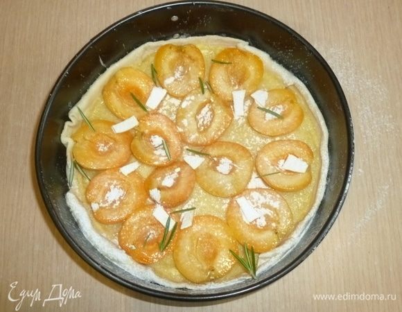 Сверху нарезать стружкой масло, посыпать сахарной пудрой и листиками розмарина.