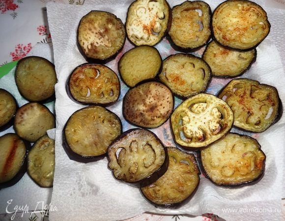 Обжаренные баклажаны выложить на бумажную салфетку для впитывания излишков масла.