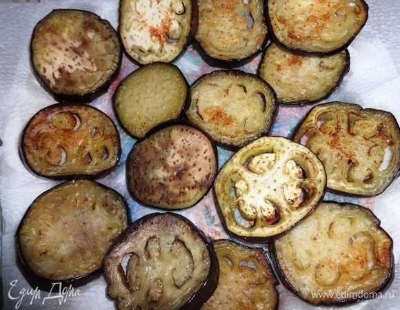 Баклажаны немного посолить.