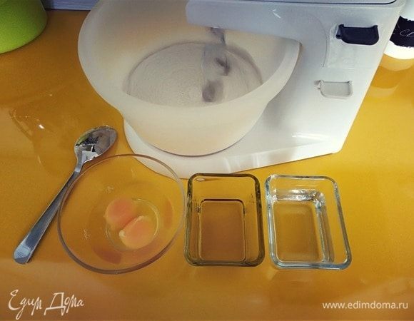 Муку просеиваем в чашу, смешиваем с солью.