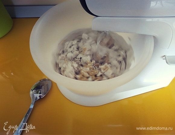 Выливаем яйца, оливковое масло и охлажденную воду, замешиваем насадкой крюк до однородного состояния.