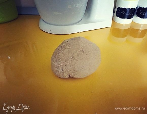 Достаем смесь и еще пару минут месим руками.