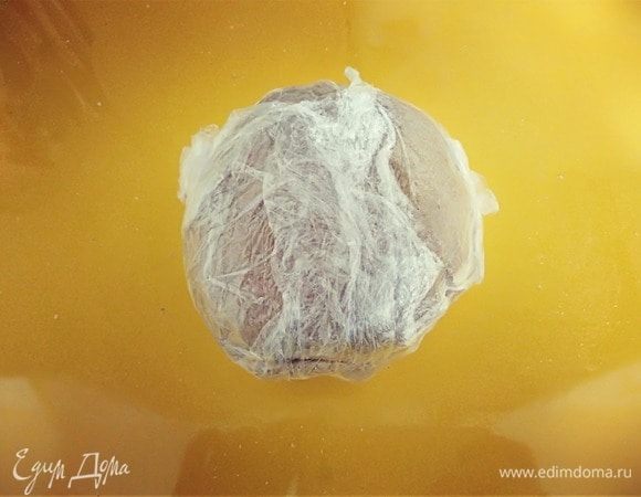 Оборачиваем пищевой пленкой тесто и отправляем в холод на 30 минут.