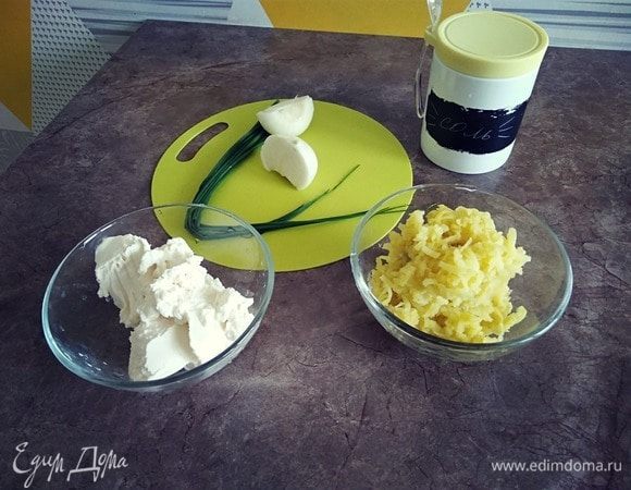 Для начинки варим картофель в мундире, очищаем и натираем на мелкой терке.