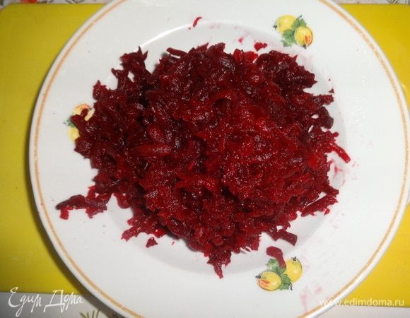 Вареную свеклу очистить от кожуры и натереть на крупной терке.
