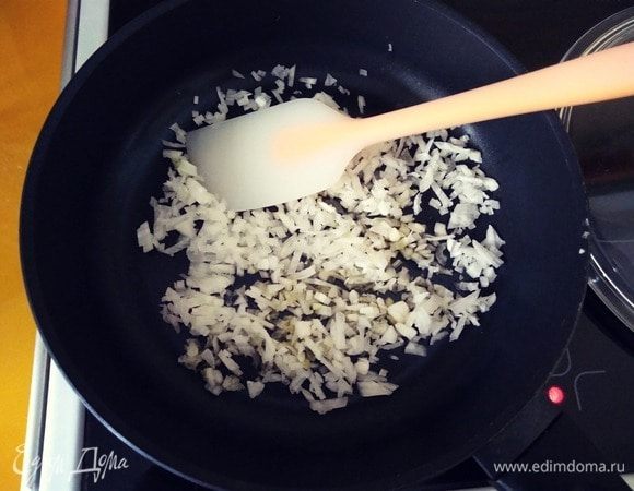 Белый лук мелко шинкуем и отправляем в сковороду с заранее прогретым оливковым маслом, тушим под крышкой (не жарим) до прозрачности. Охлаждаем.