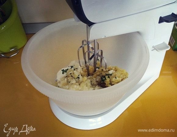 В чашу загружаем мелко нарезанный лук-резанец, белый лук, картофель и рикотту. Замешиваем на низкой скорости. По вкусу добавляем соль и еще раз перемешиваем.