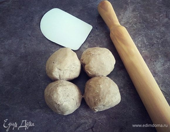 Достаем из холодильника тесто, разрезаем на четыре части и скатываем в шарики.