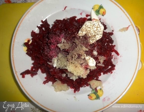 К натертой свекле добавить пропущенный через пресс чеснок, майонез, соль, перец.