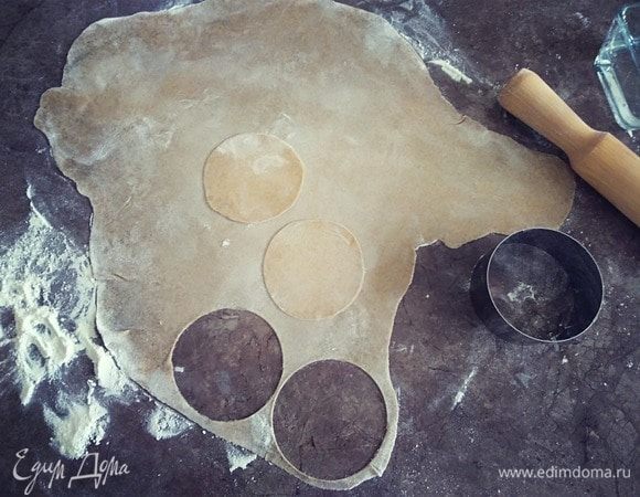Тесто липкое, поэтому подсыпаем по мере необходимости муку, но не переусердствуйте, чтобы тесто не получилось жестким и невкусным. Каждый шарик раскатываем очень тонко, около 1 мм. Режем кольцом 8–10 см в диаметре.