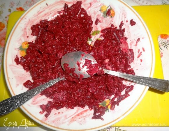 С помощью двух чайных ложек формировать из свекольной массы небольшие шарики диаметром примерно 2 см.