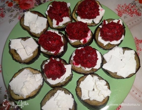 Выкладывать шарики на кружки баклажанов с рикоттой.