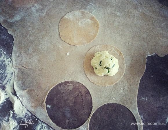 Укладываем начинку в серединку, около 1 ст. л. (25 г), и немного расплющиваем. Сверху укладываем второй кружок и по периметру надавливаем пальчиками, чтобы склеить их между собой.