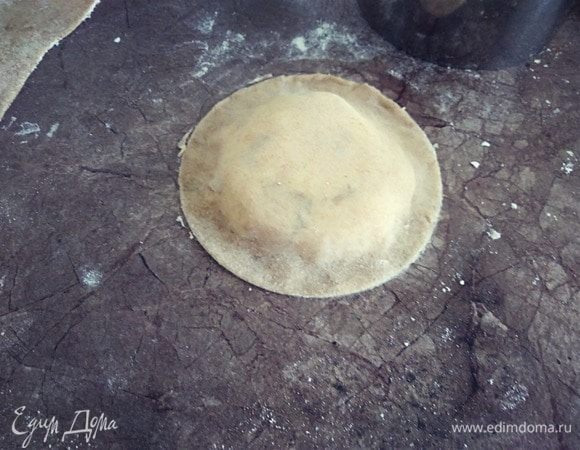 Получается такой пирожок, если края неровные, режем кольцом. В оригинале нужно кольцо в зубчик, у меня такого нет, к сожалению. Таким образом лепим наши тиртланы.