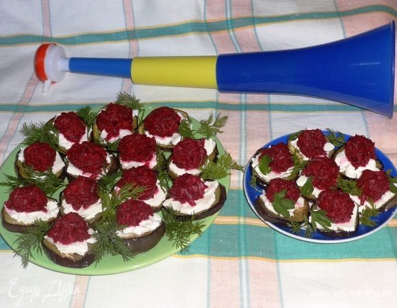 Закуску украсить веточками укропа и листиками петрушки. Подать к просмотру футбольного матча ЧМ-2018. Приятного аппетита!