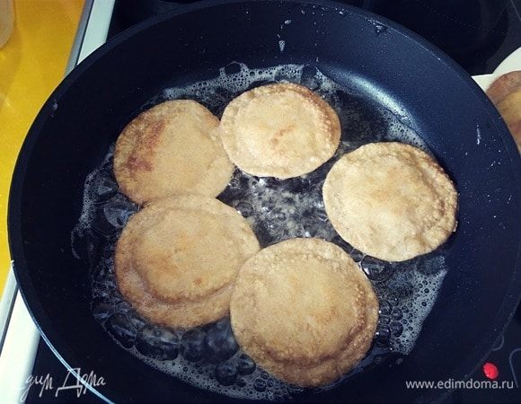 Подготовим блюдо с бумажными полотенцами, чтобы они впитали излишки масла.