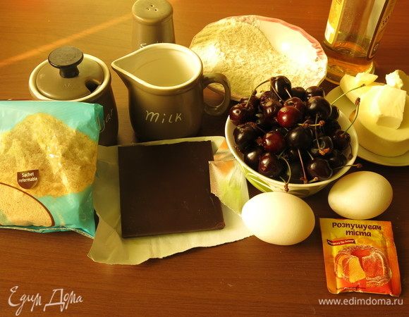 Подготовим продукты по списку. В исходном рецепте была вишня, готовый марципан и отсутствие крема, только фрукты для украшения.