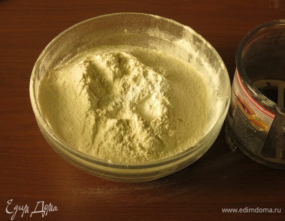 Просеиваем муку, добавляем разрыхлитель.