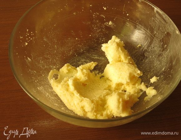 Взбиваем на малых оборотах или ручным венчиком масло с сахаром.