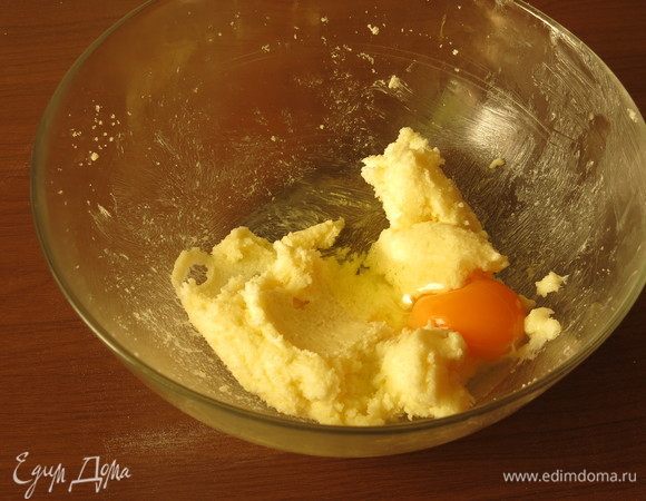 Добавляем по одному яйца.