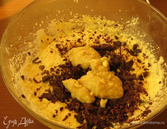 В массу нарезаем или натираем шоколад, кладем марципан, наливаем молоко, вливаем коньяк, если марципан готовый.