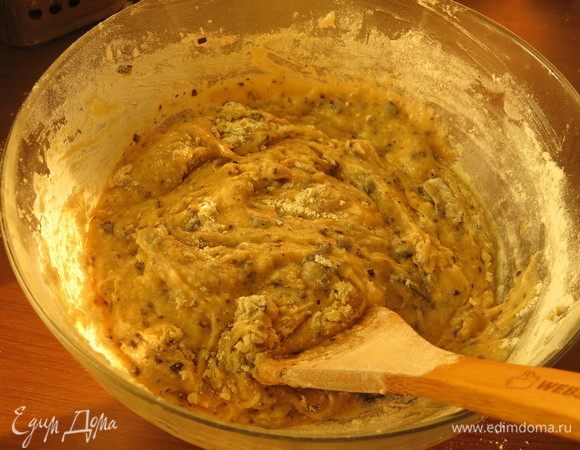 Вводим порциями муку. Если слишком крутое тесто, наливаем еще ложку молока.