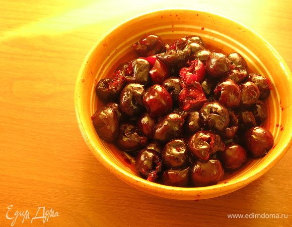 Черешню моем и вынимаем косточки.