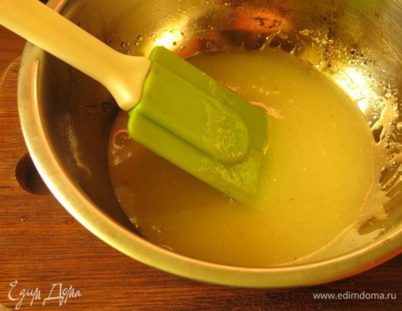 Нагреваем 50 г масла, добавляем пудру сахарную, когда появляются пузырьки, добавляем лимонный сок, размешиваем.