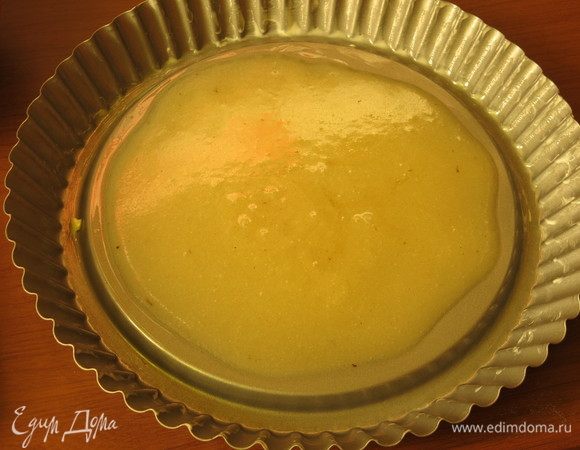 Наливаем в форму карамель. Если будете готовить в обычной форме, то рекомендую взять неразъемную форму небольшую и застелить ее бумагой. В форме с бортиками и ложбинкой карамель наливаем в центр так, чтобы наименьшее количество попало в ложбинку.