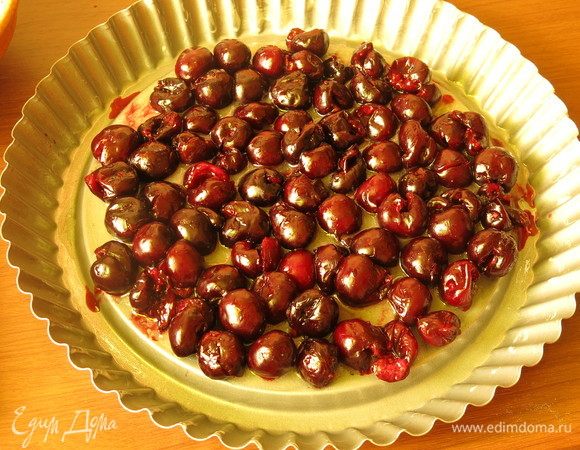 На карамель кладем черешни. В форме меньшего диаметра черешневый (вишневый) слой будет выше. Можно и увеличить количество ягод.