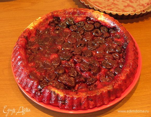 Даем 1 минуту остыть и вынимаем пирог. Пирог в обычной форме сразу не вынимаем, а даем остыть 5 минут. У меня форма с покрытием, промедление может привести к тому, что пирог прилипнет.