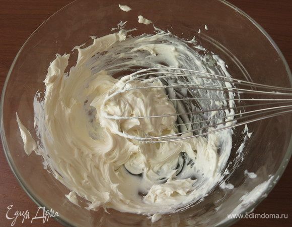 Для крема взбиваем маскарпоне.