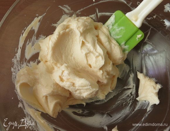 Соединяем сливки и маскарпоне.